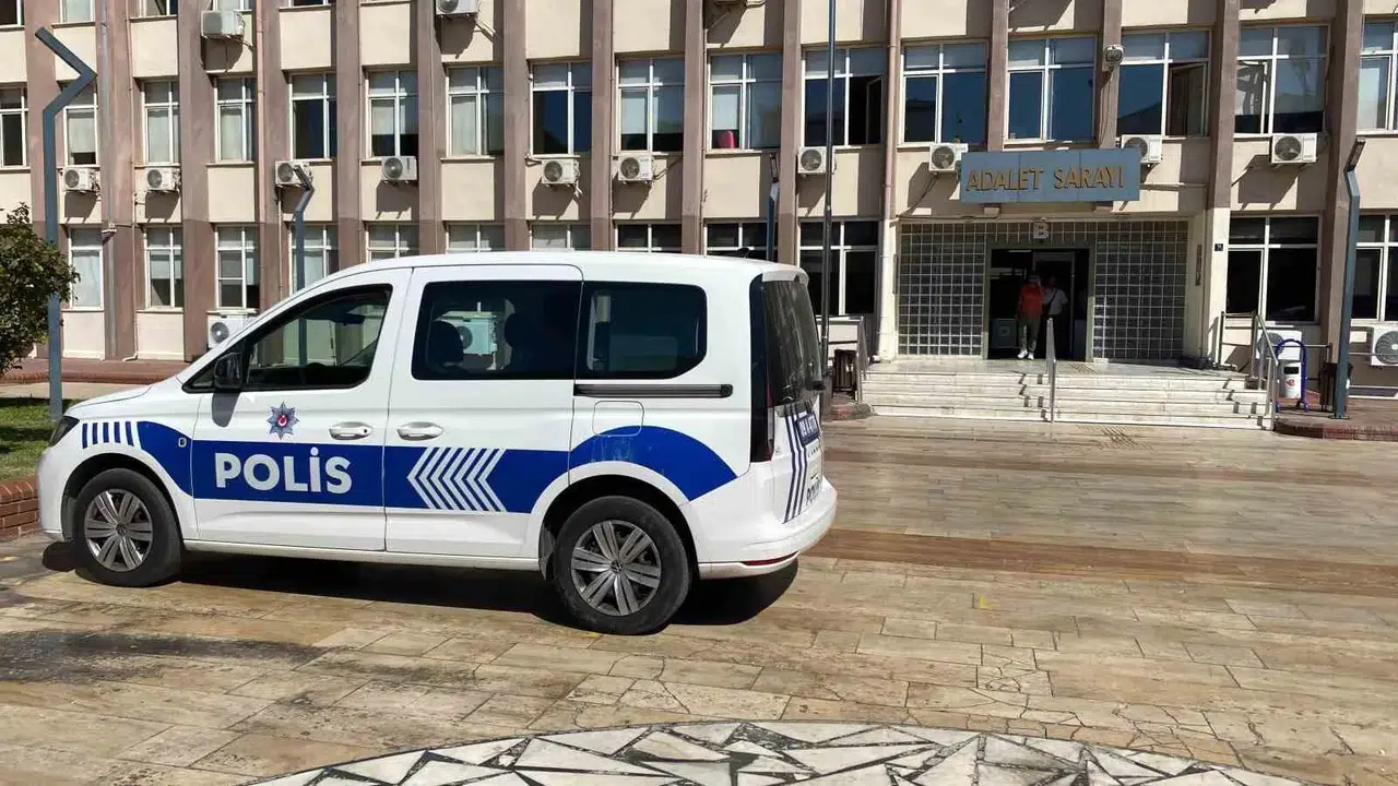 FETÖ firarisi saklandığı boşlukta kıskıvrak yakalandı: İtfaiye yardımıyla çıkarıldı