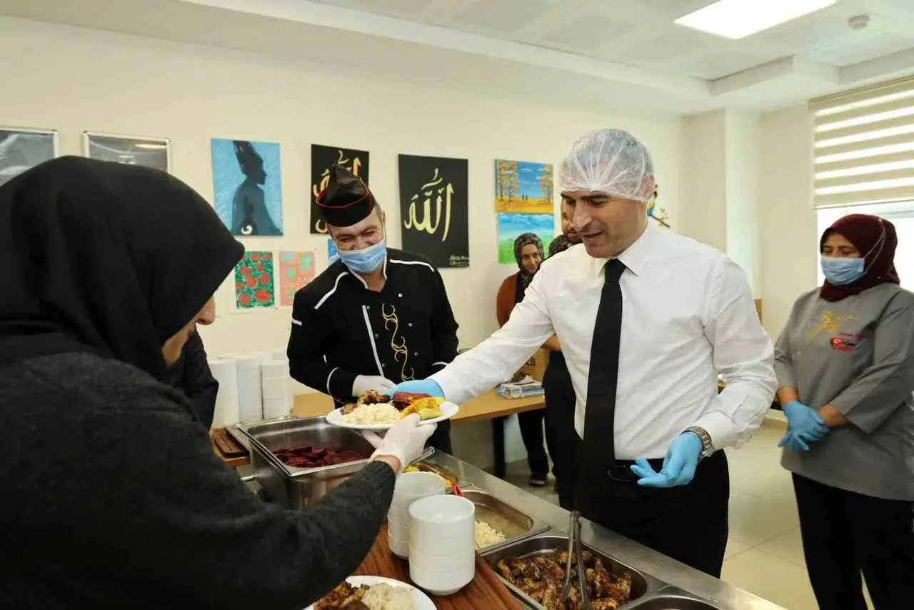 Afyonkarahisar'da vefa günü: Vali Aktaş huzurevi sakinleriyle buluştu