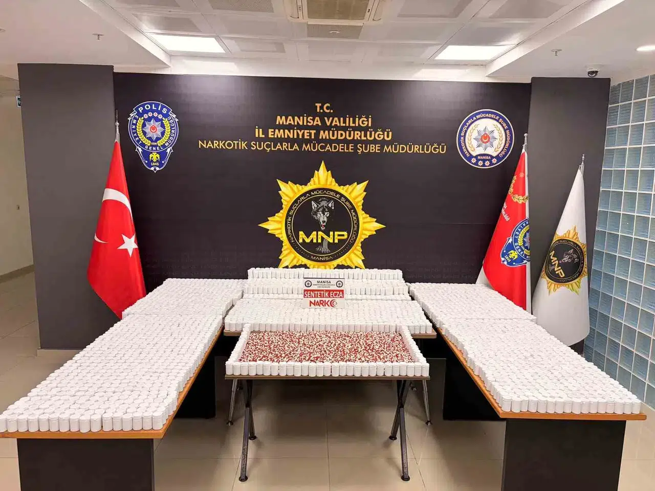 Manisa polisi zehir tacirlerine geçit vermedi: Çeyrek milyona yakın hap ele geçirildi