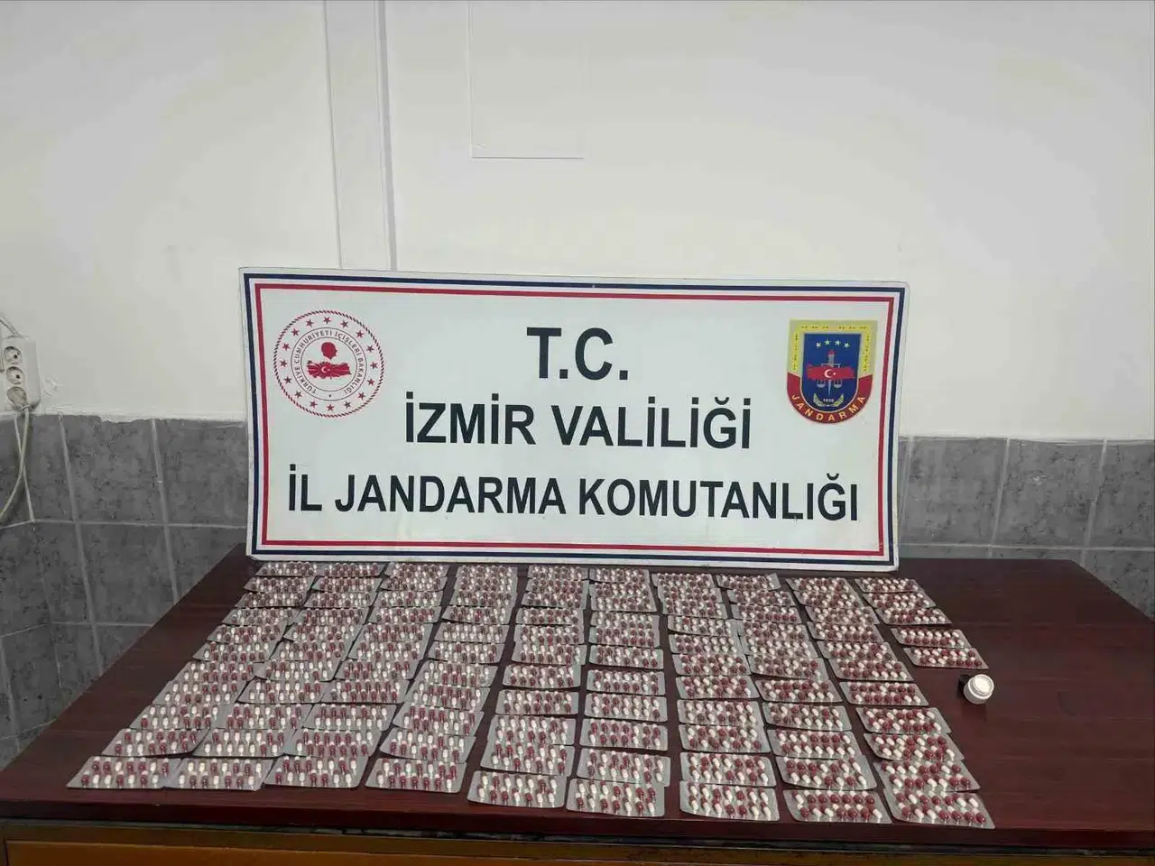 Kınık kırsalında suçüstü: Jandarmadan uyuşturucu tacirlerine geçit yok