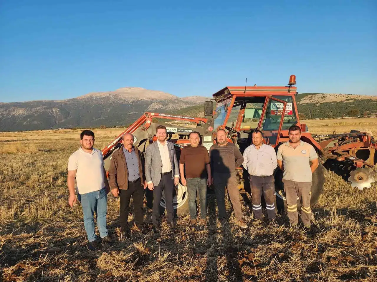 Tavas’ta toprak berekete dönüyor: Belediye hasadı çiftçiye ücretsiz yem yapacak