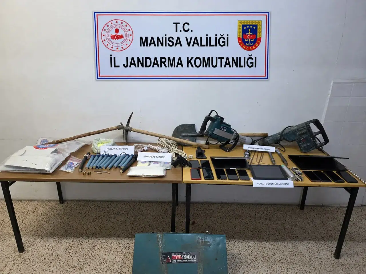 Manisa'da define avcılarına jandarma baskını: Patlayıcılarla yakalandılar