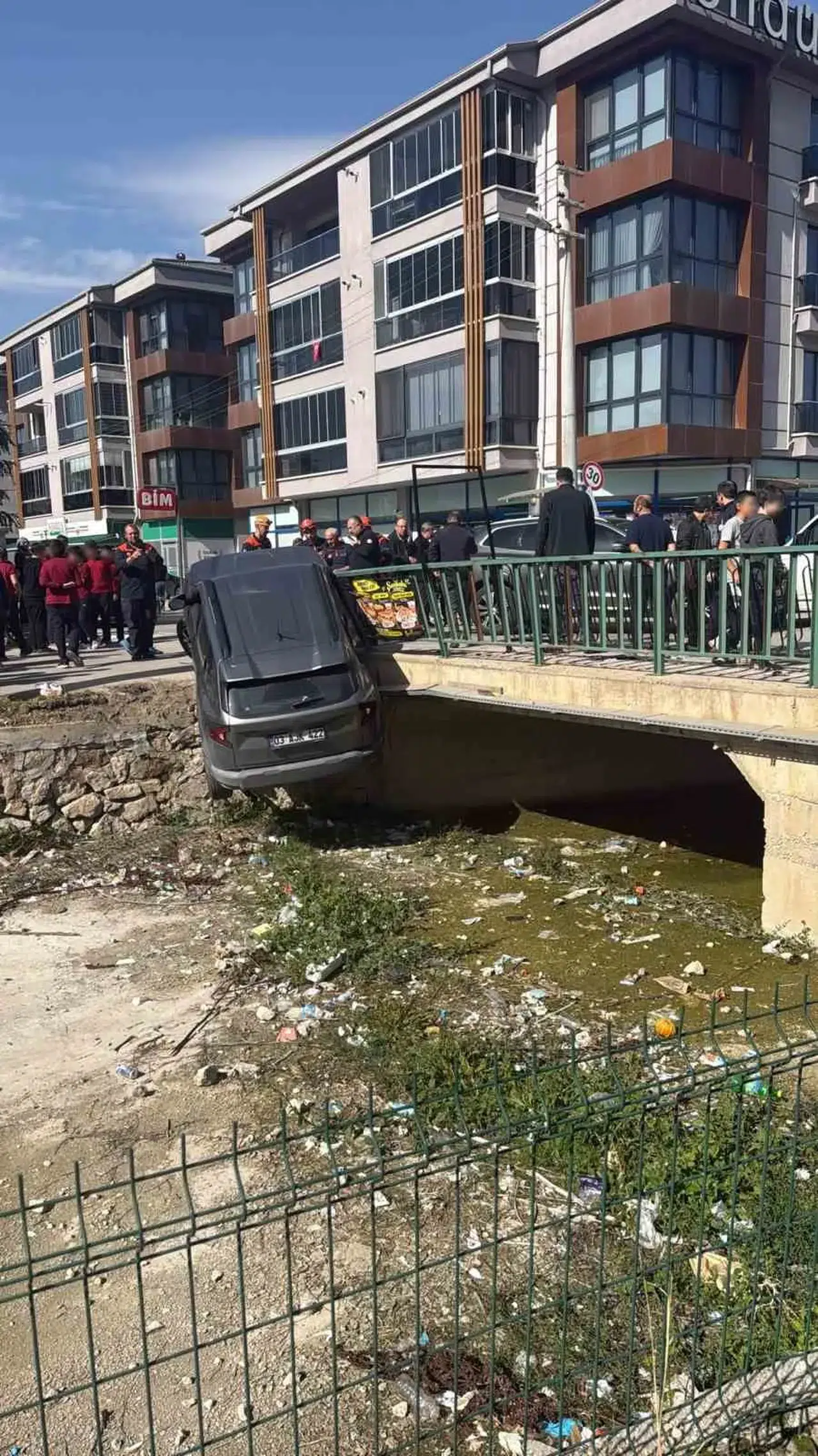 Afyonkarahisar'da zincirleme kaza: Kontrolden çıkan araç dere yatağına uçtu