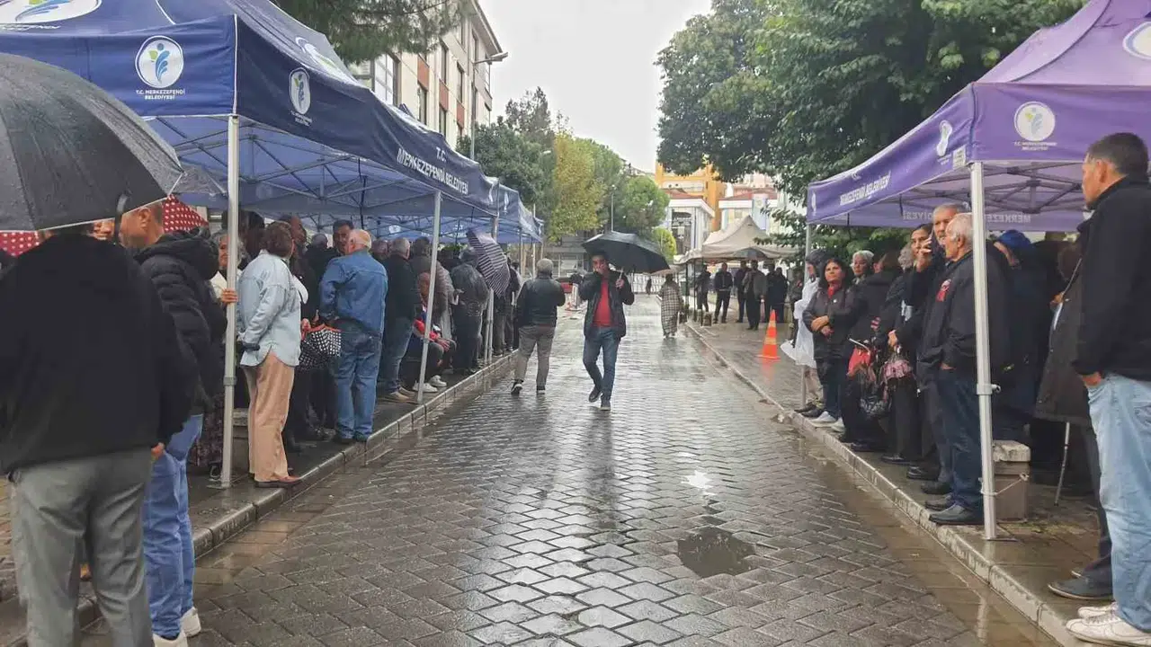 Denizli’de Şeniz Doğan için adalet çağrısı: Yağmura rağmen meydanı terk etmediler