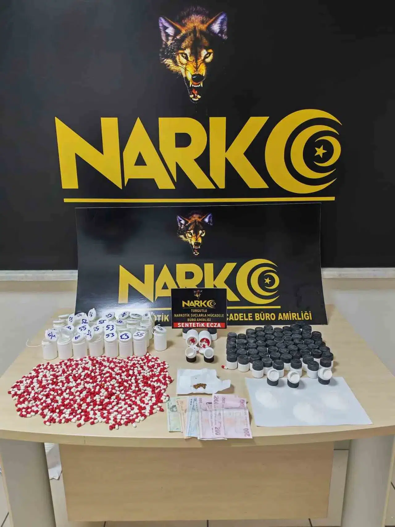 Turgutlu'da zehir tacirlerine narkotik darbesi: Binlerce hap ele geçirildi