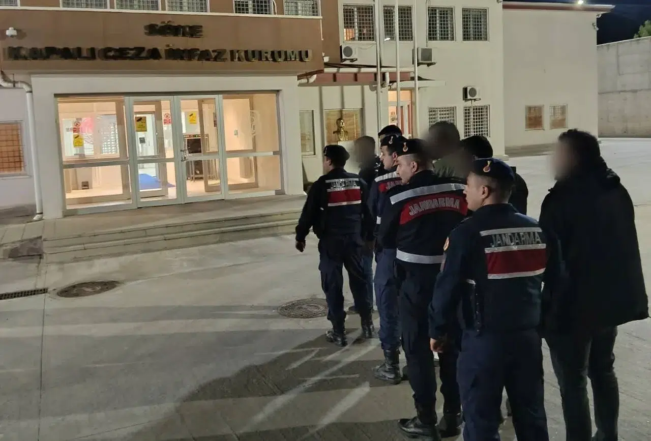 Kuşadası yolunda kaçakçılık operasyonu: Minibüsten çıkanlar şoke etti