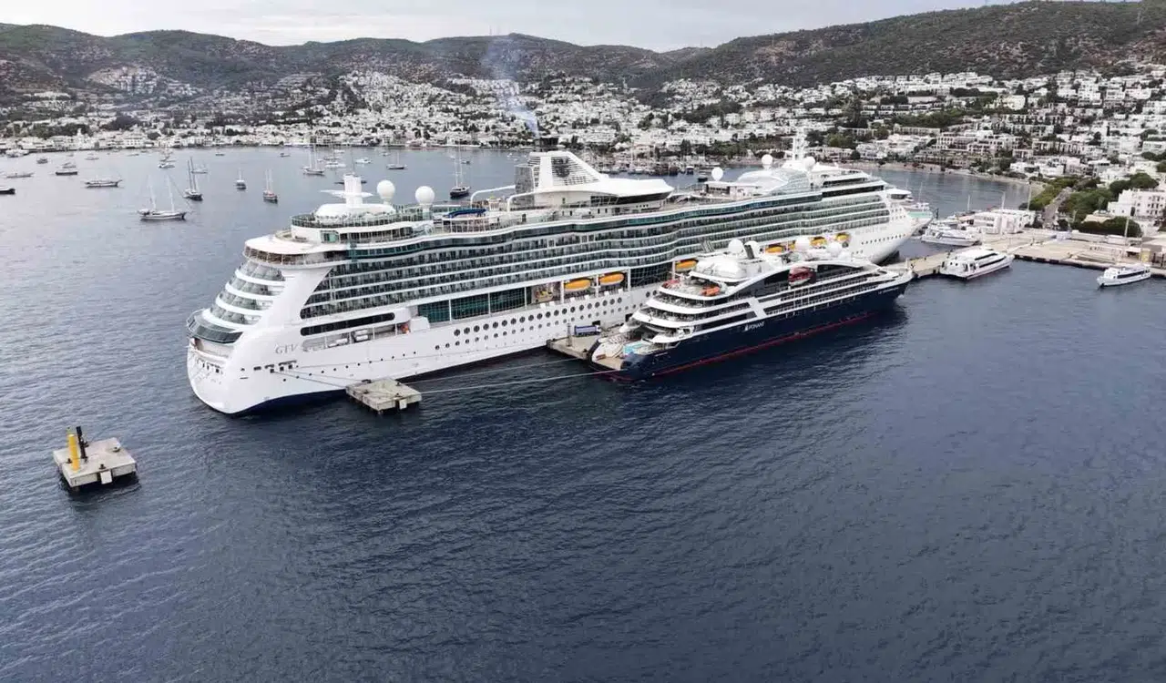 Bodrum'da kruvaziyer bereketi: Binlerce turist limana demir attı