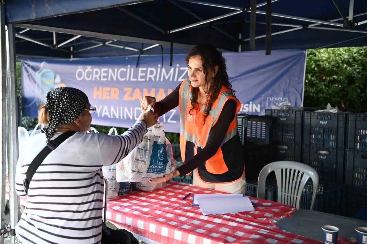 Kuşadası'nda minik öğrencilerin beslenme çantaları belediyeden