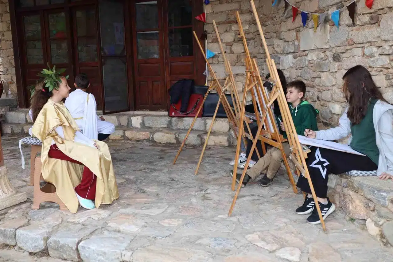 Tarihin kalbinde uygulamalı eğitim: Afrodisias minik arkeologlarını ağırladı