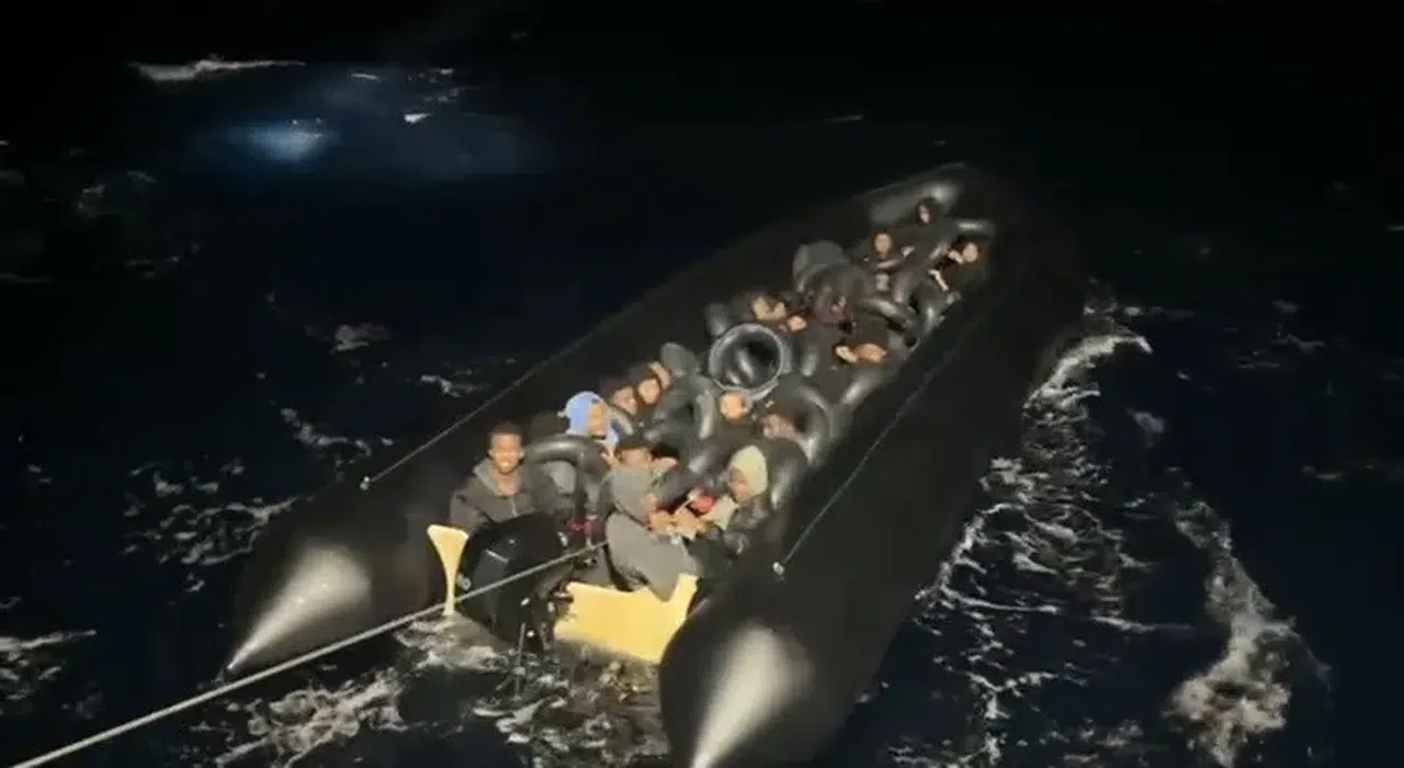 Didim açıklarında gökyüzünden yakın takip: 34 kaçak göçmen yakalandı