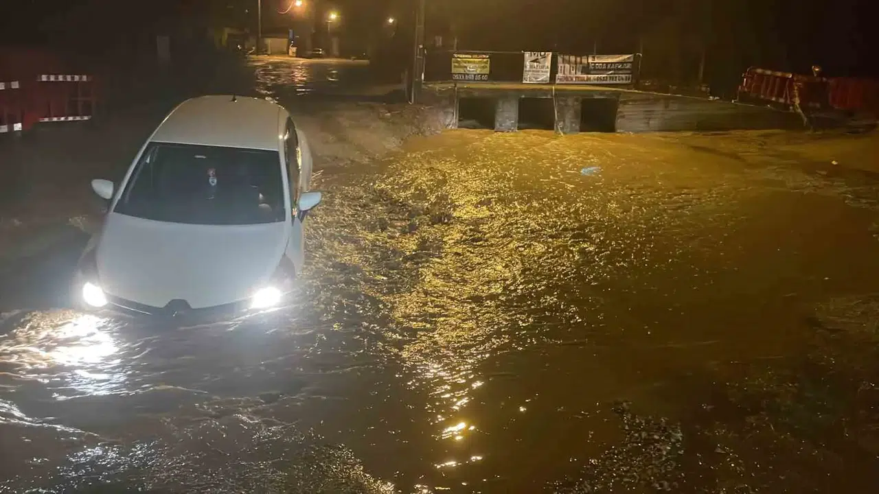 Menteşe'de asfalt çöktü: Sürücü neye uğradığını şaşırdı