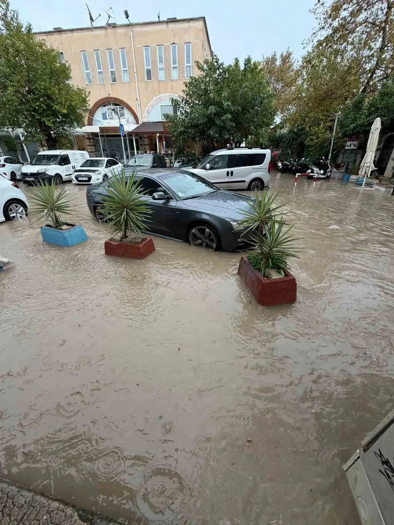 Turizmin kalbi Çeşme'de sel kabusu: Araçlar sular altında kaldı