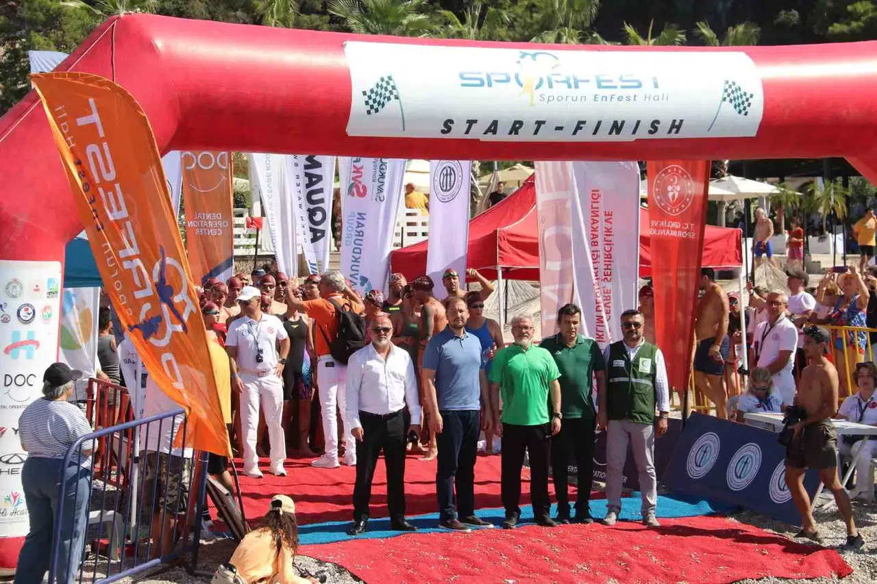 Ölüdeniz’in turkuaz sularında dev buluşma: 1600 sporcu kulaç attı