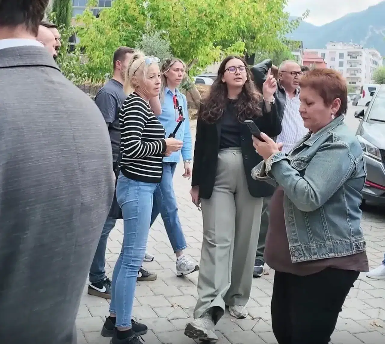 Ev hapsindeki siyasetçi için yapılan açıklamada tansiyon yükseldi: Site yönetiminden sert müdahale