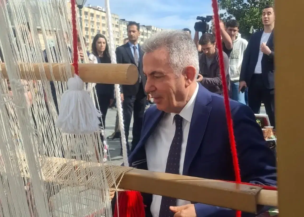 İzmir’de Cumhuriyet coşkusu tezgahta ilmek ilmek işleniyor