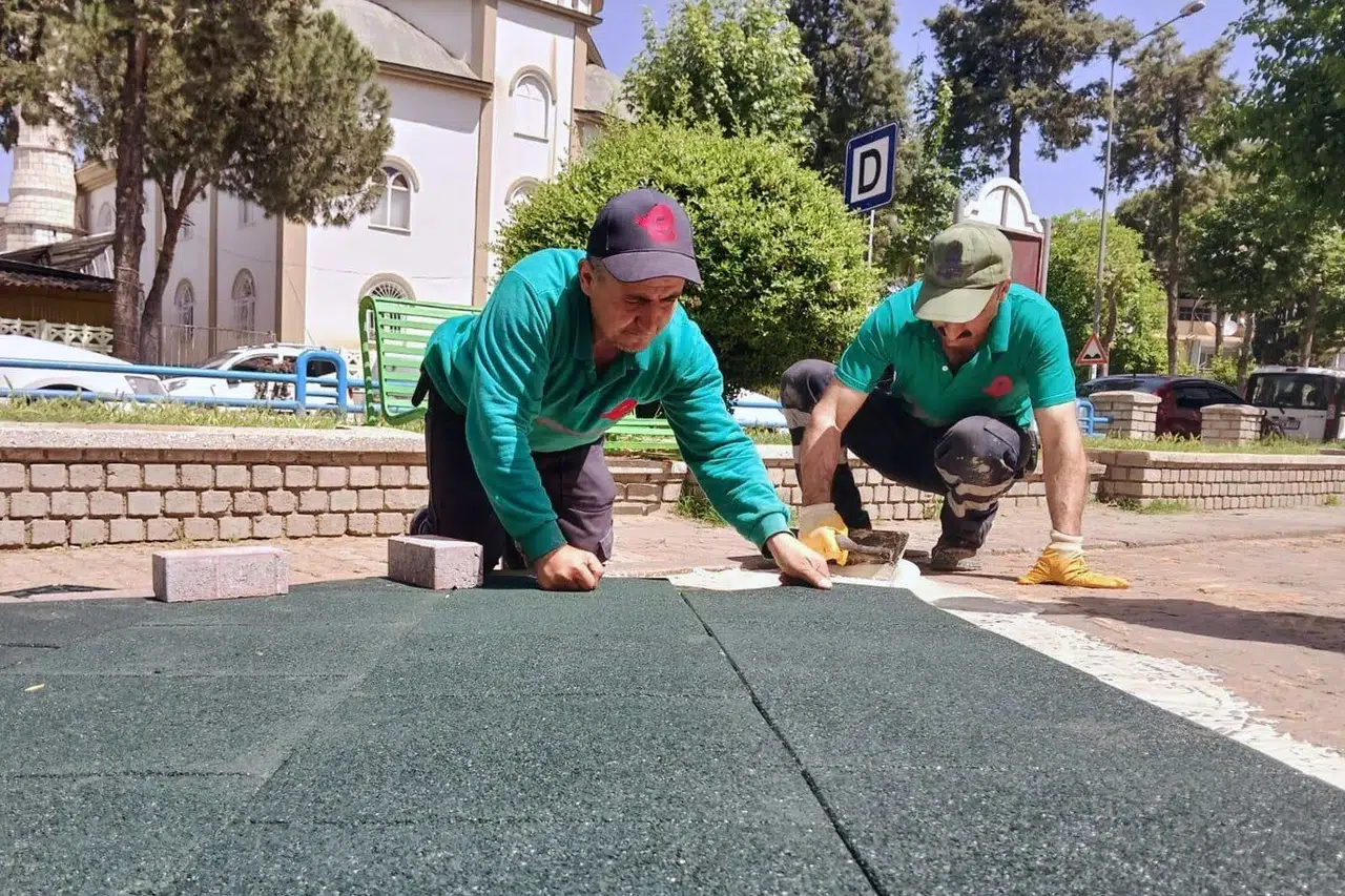 Efeler'de çocukların neşesi güvenle buluşuyor: Parklar baştan aşağı yenileniyor