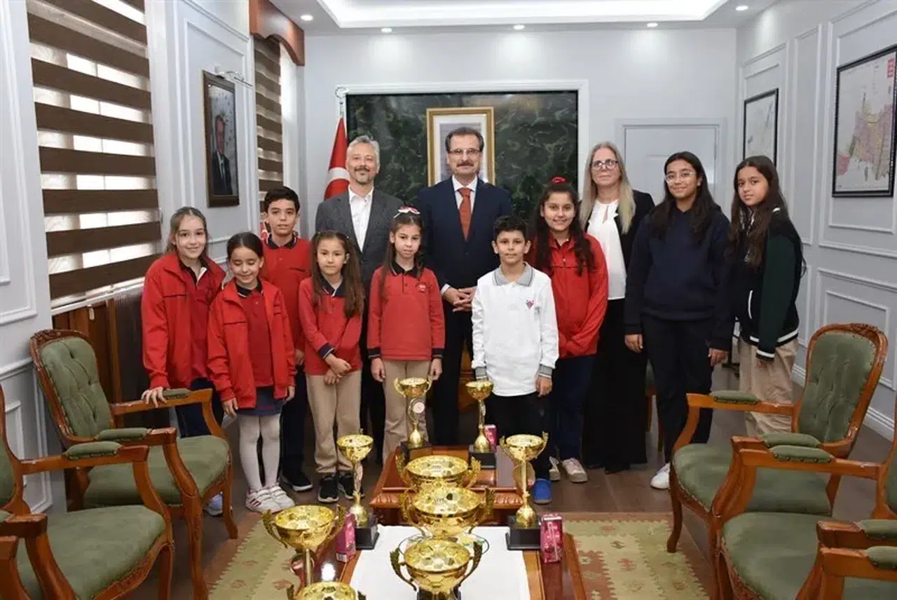 Salihli'nin satrançtaki gurur tablosu Kaymakamlıkta buluştu