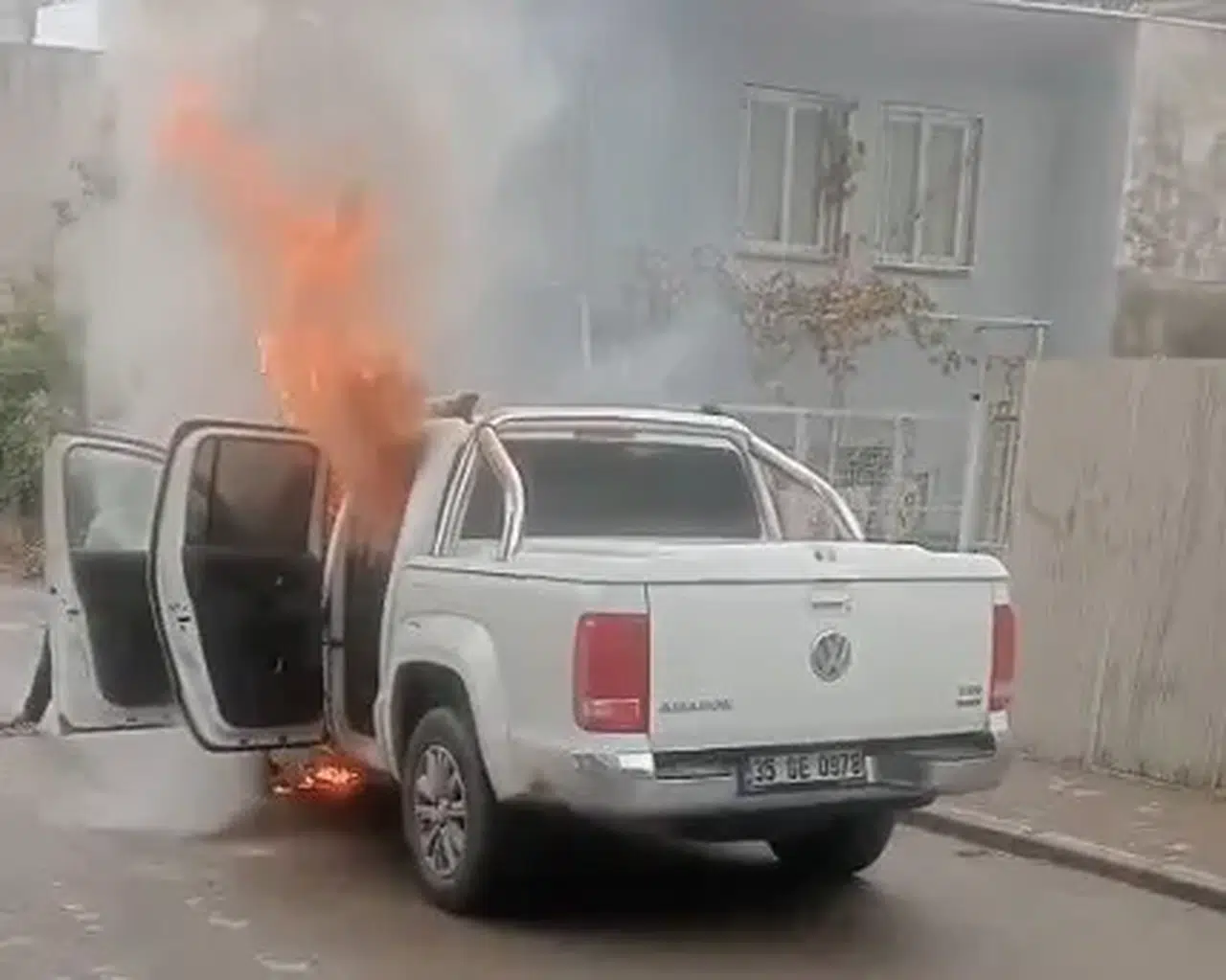 Buca'da korku dolu anlar: Söndürmeye çalıştığı araç bir anda infilak etti