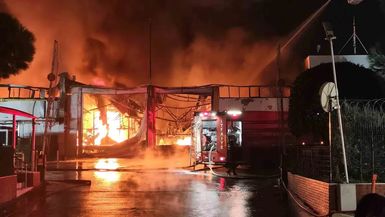Manisa Organize Sanayi Bölgesi'nde korkutan yangın: Ekipler seferber oldu