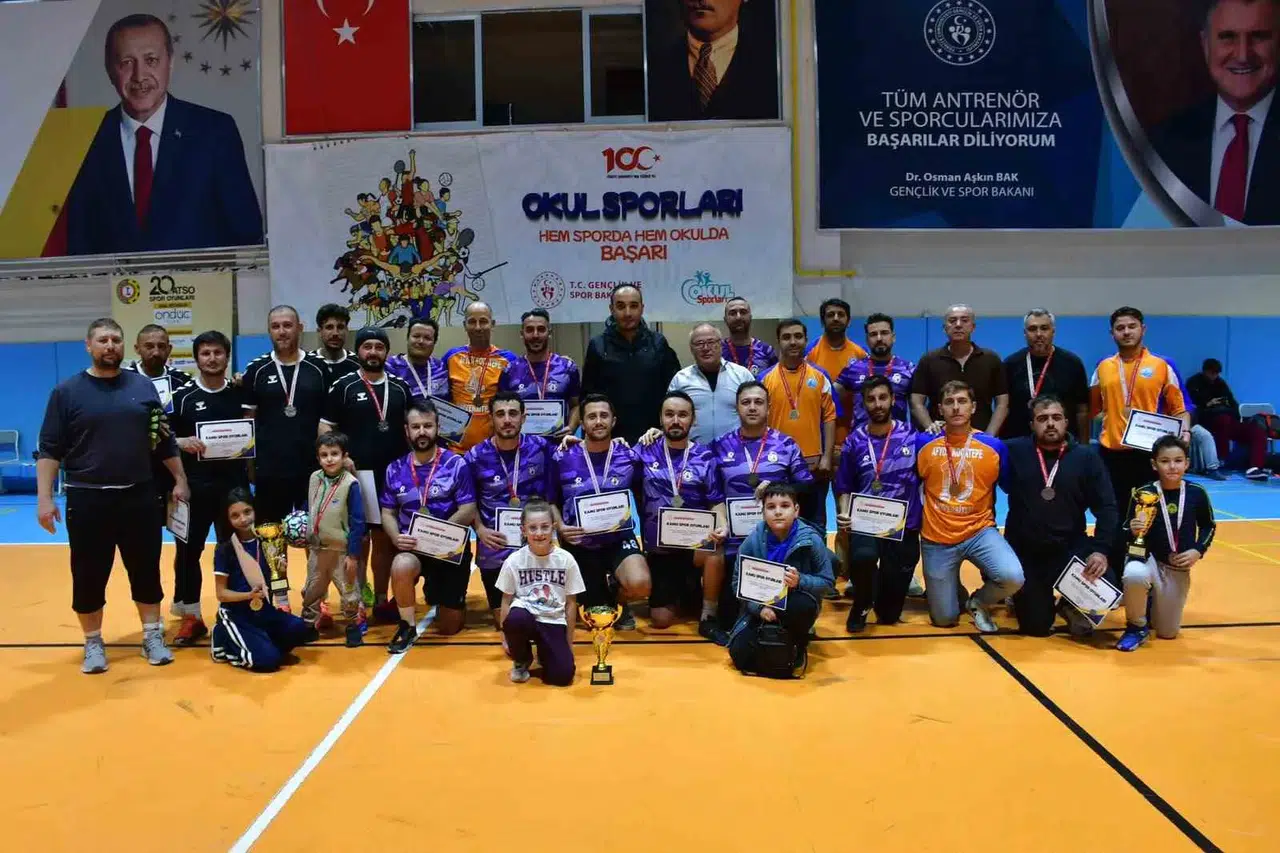 Afyonkarahisar’da futsal heyecanı zirvede bitti: Şampiyonlar kupalarına kavuştu