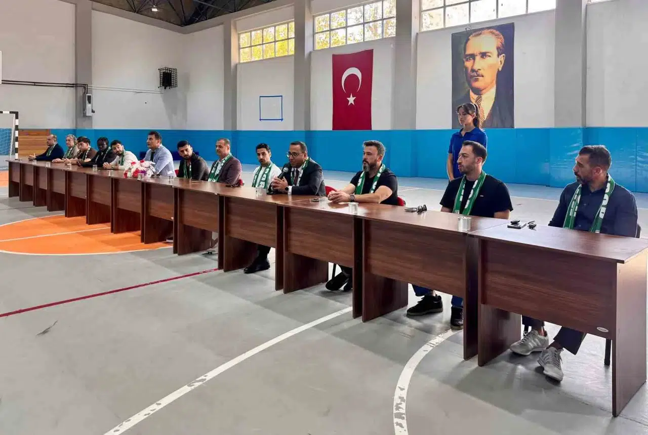 Sahadan sınıfa uzanan dostluk köprüsü: Muğlasporlu yıldızlar öğrencileri büyüledi