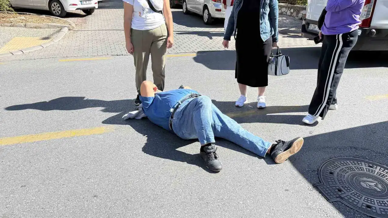 Menteşe'de talihsiz kaza: Geri manevra yapan araç yaşlı adamı yaraladı