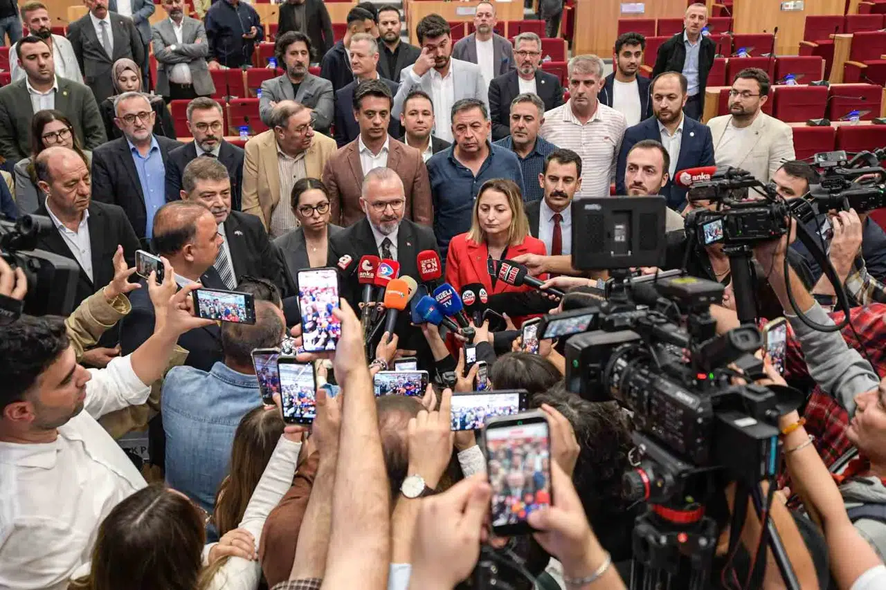 İzmir Büyükşehir Meclisi’nde 90 dakika krizi: AK Parti’den sert tepki