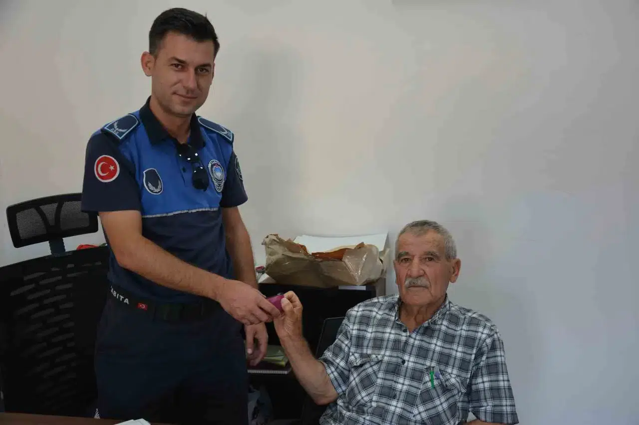 Kıbrıs gazisinden örnek davranış: Yerde bulduğu serveti sahibine ulaştırdı