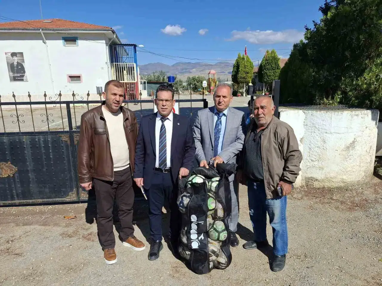 Sarıgöl'de eğitimde hareketli günler: Öğrencilere anlamlı destek