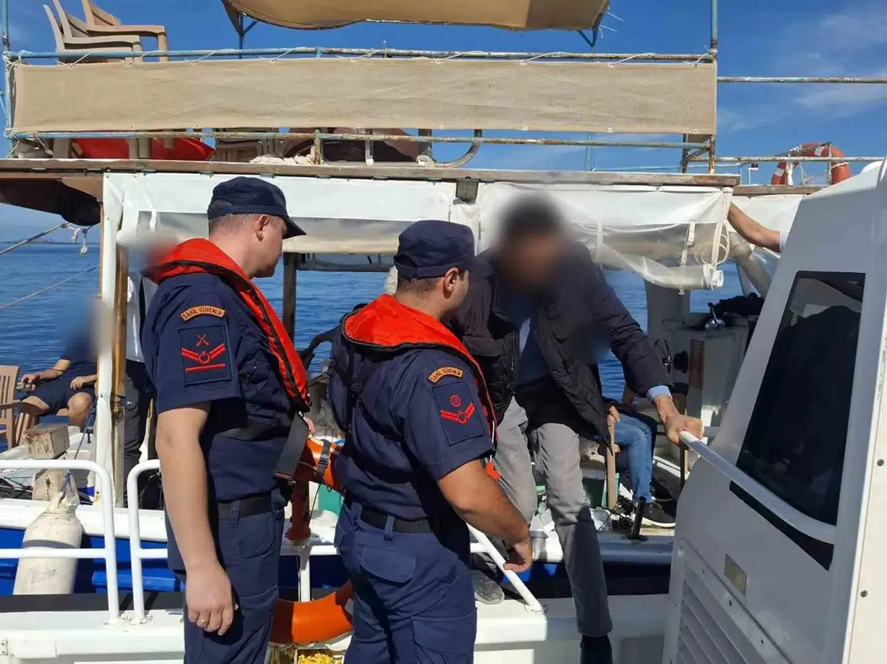 Mavi sularda acil müdahale: Sahil Güvenlik iki vatandaşı hayata bağladı