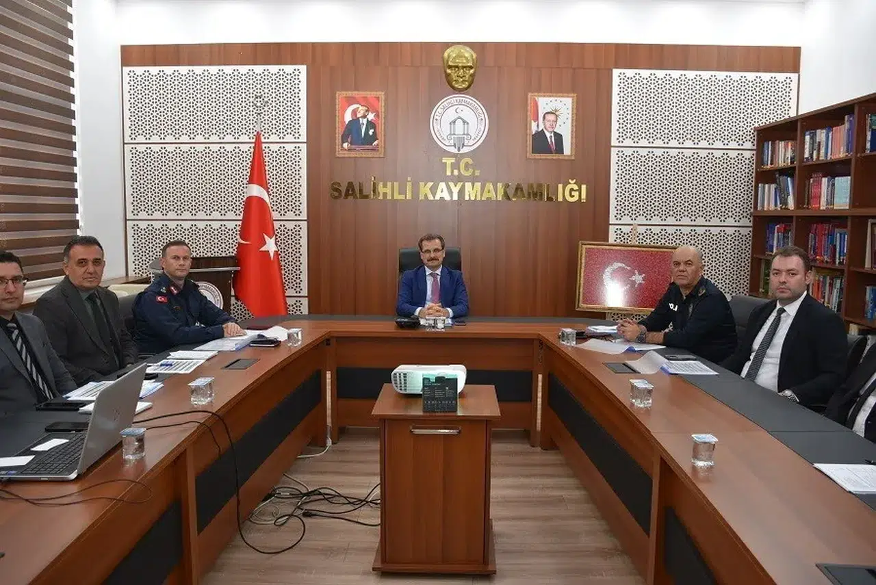 Salihli'de tehlike saçan yapılar için düğmeye basıldı: Şehir estetiği yeniden şekilleniyor