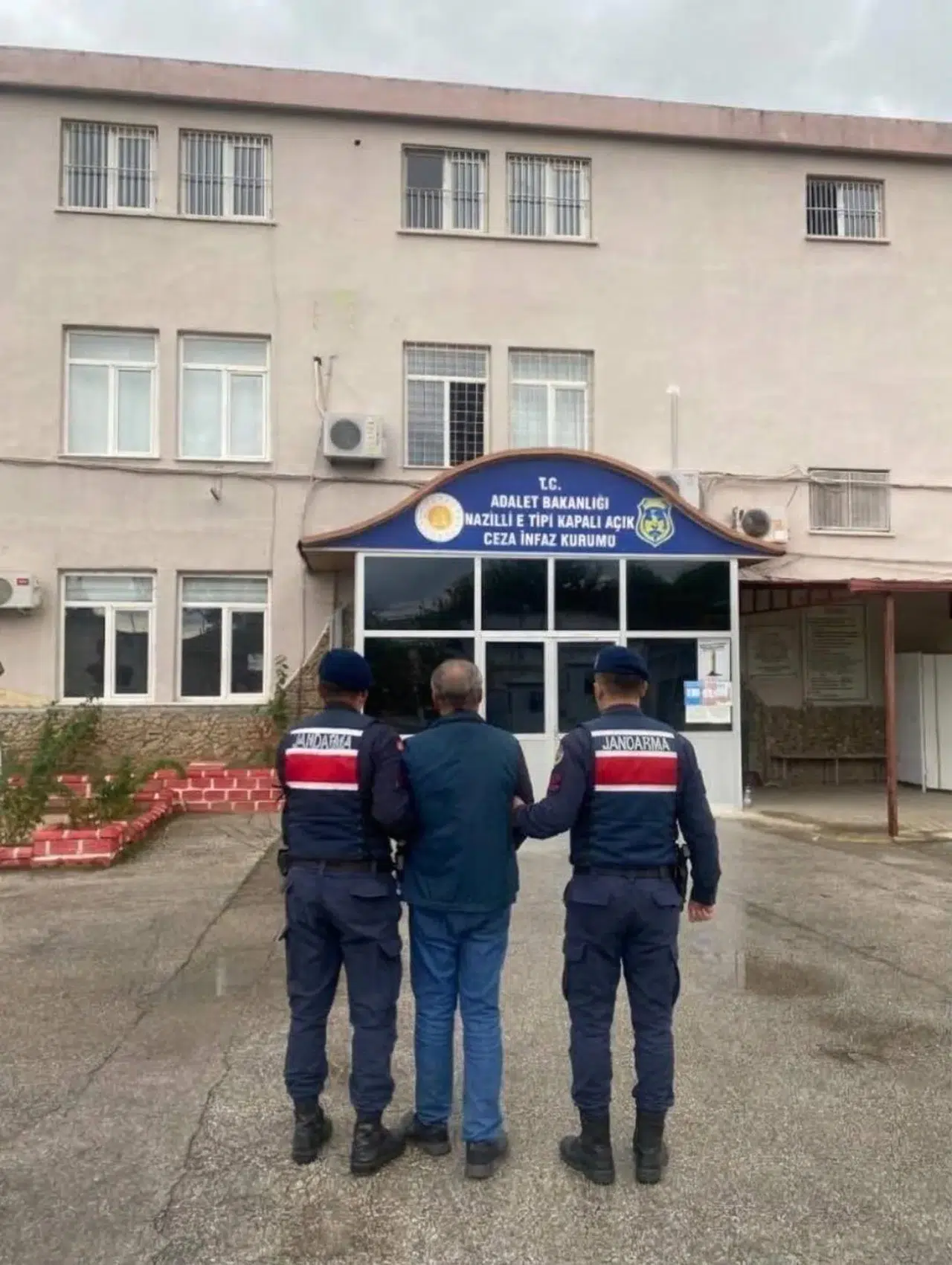 Aydın’da silah kaçakçılığına jandarma darbesi: Cephanelik gibi evden bir tutuklama çıktı