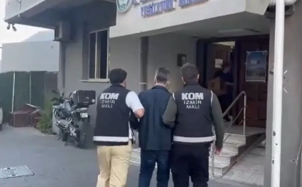 Bayraklı’da adliye trafiği: Eski başkan Sandal ve belediye yöneticileri hakim karşısında