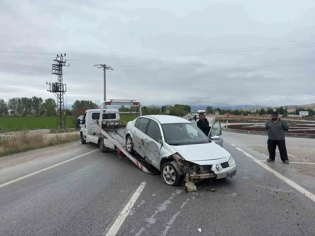 Emirdağ yolunda korkutan kaza: Otomobil refüje saplandı