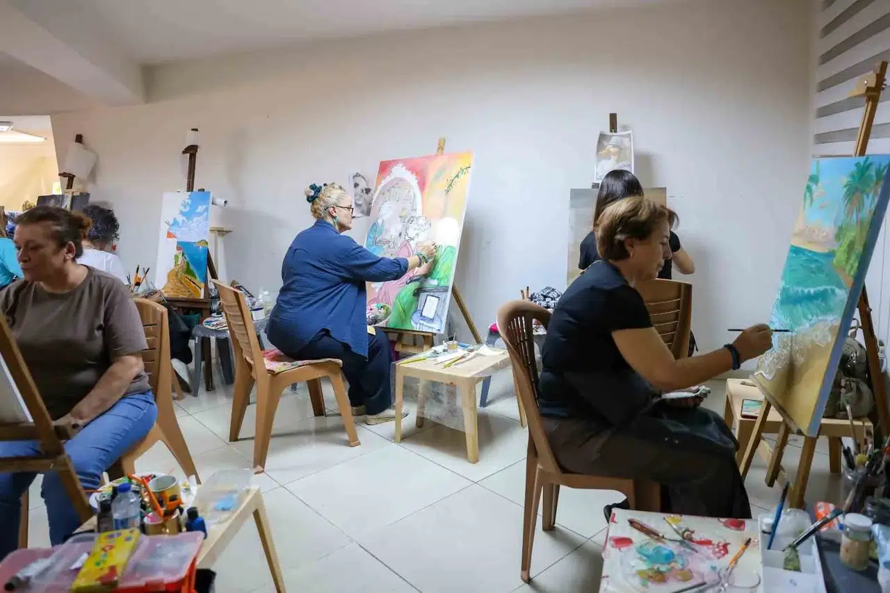 Efeler'de fırçalar sanat için buluşuyor: Hem öğreniyorlar hem sosyalleşiyorlar