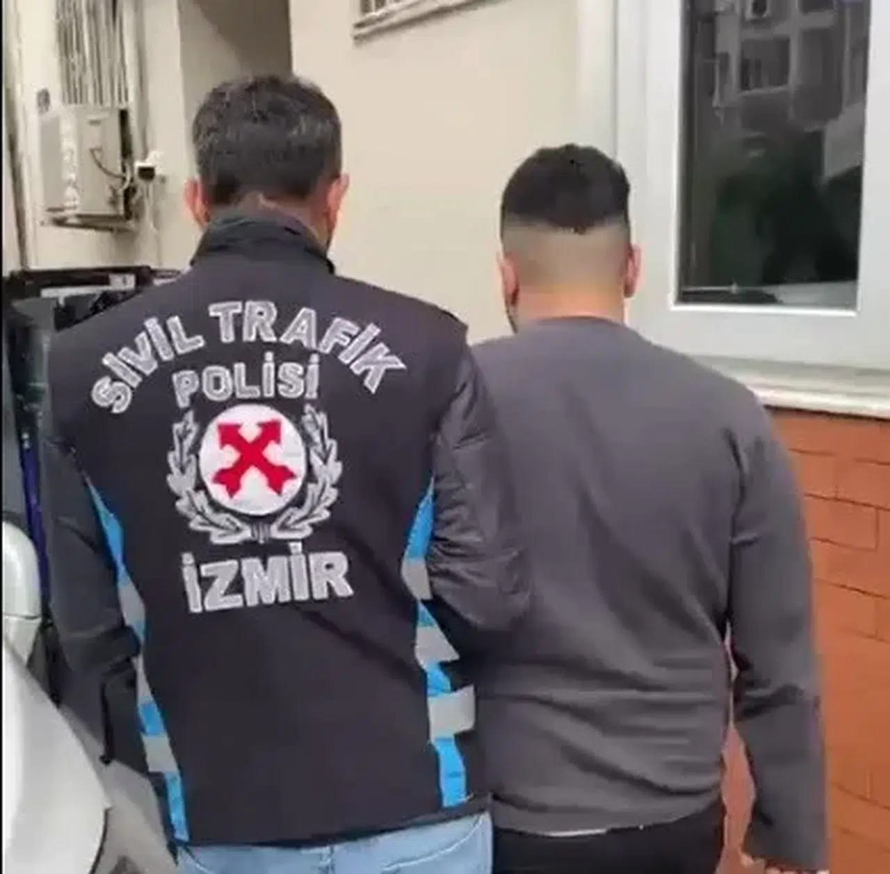 İzmir trafiğinde dehşet anları: 9 aylık bebeğin olduğu aracı durdurup tehdit ettiler