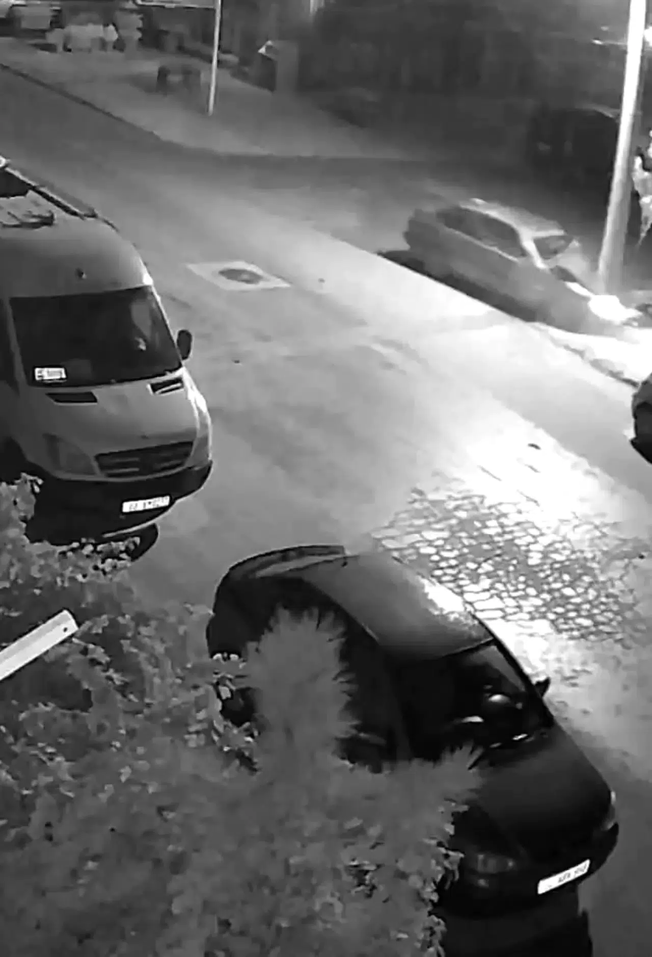 Bolvadin'de gece yarısı dehşeti: Kontrolden çıkan araç direğe böyle çarptı