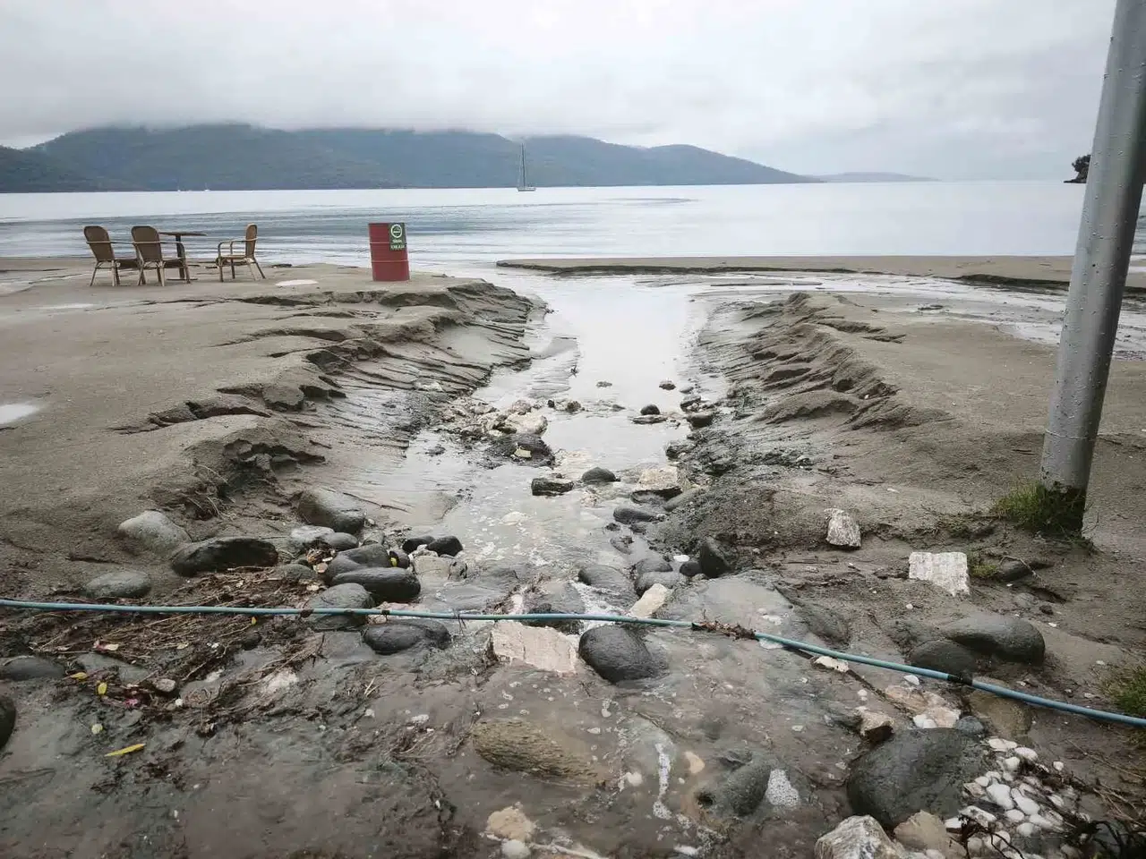 Muğla’da doğa felaketi: Sakin Kent’in gözde sahili kumlarını kaybetti