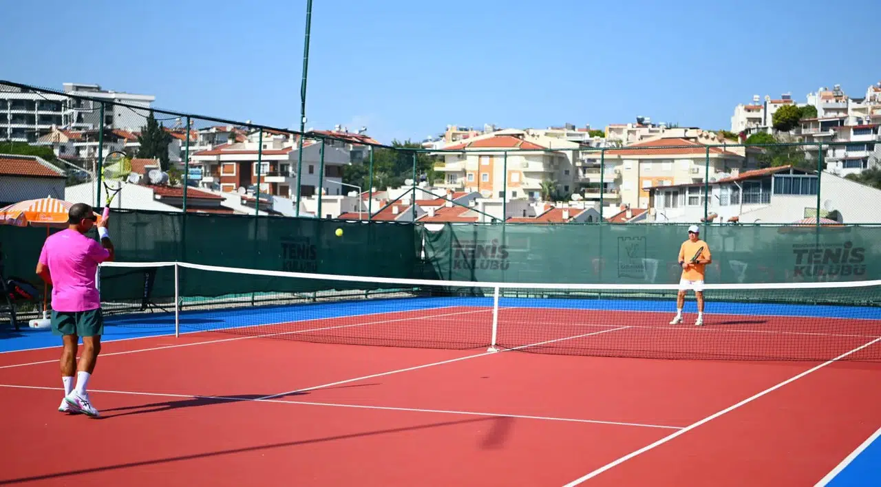 Kuşadası kortlarında Cumhuriyet coşkusu: 86 sporcu şampiyonluk için ter döküyor