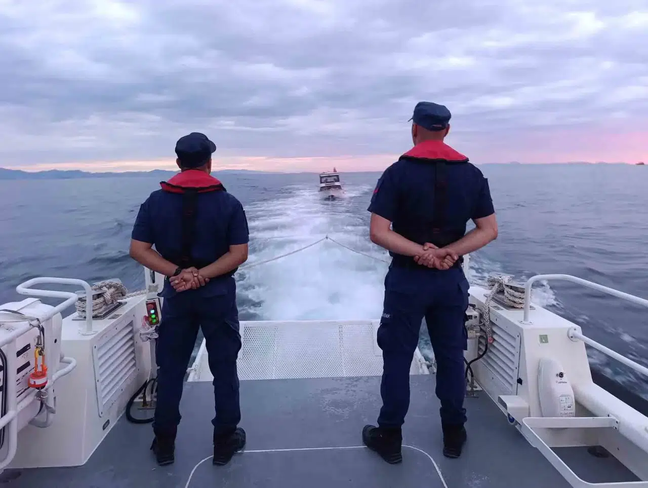 Didim açıklarında yardım çığlığı: Motoru bozulan tekne sürüklendi
