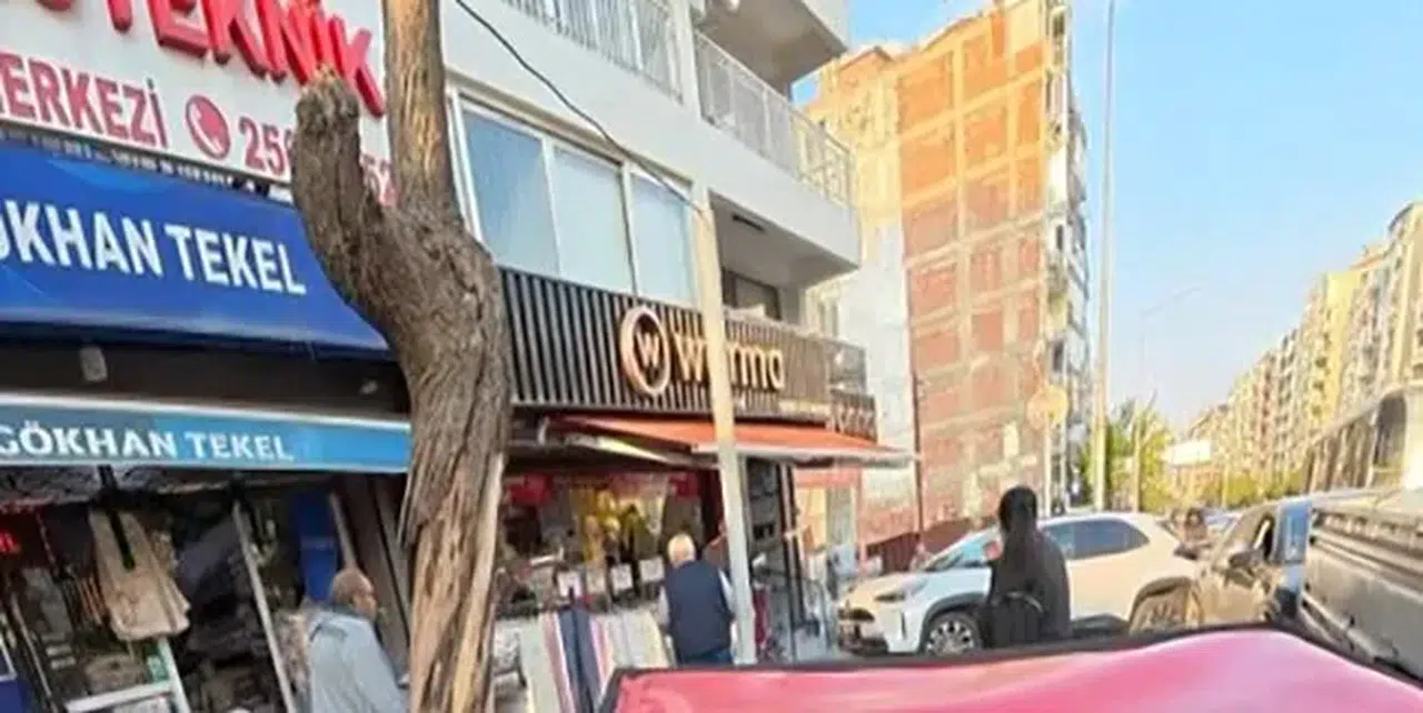 Konak’ta ortalık savaş alanına döndü: Yaşlı sürücünün direksiyon hakimiyetini kaybettiği araç dükkana daldı