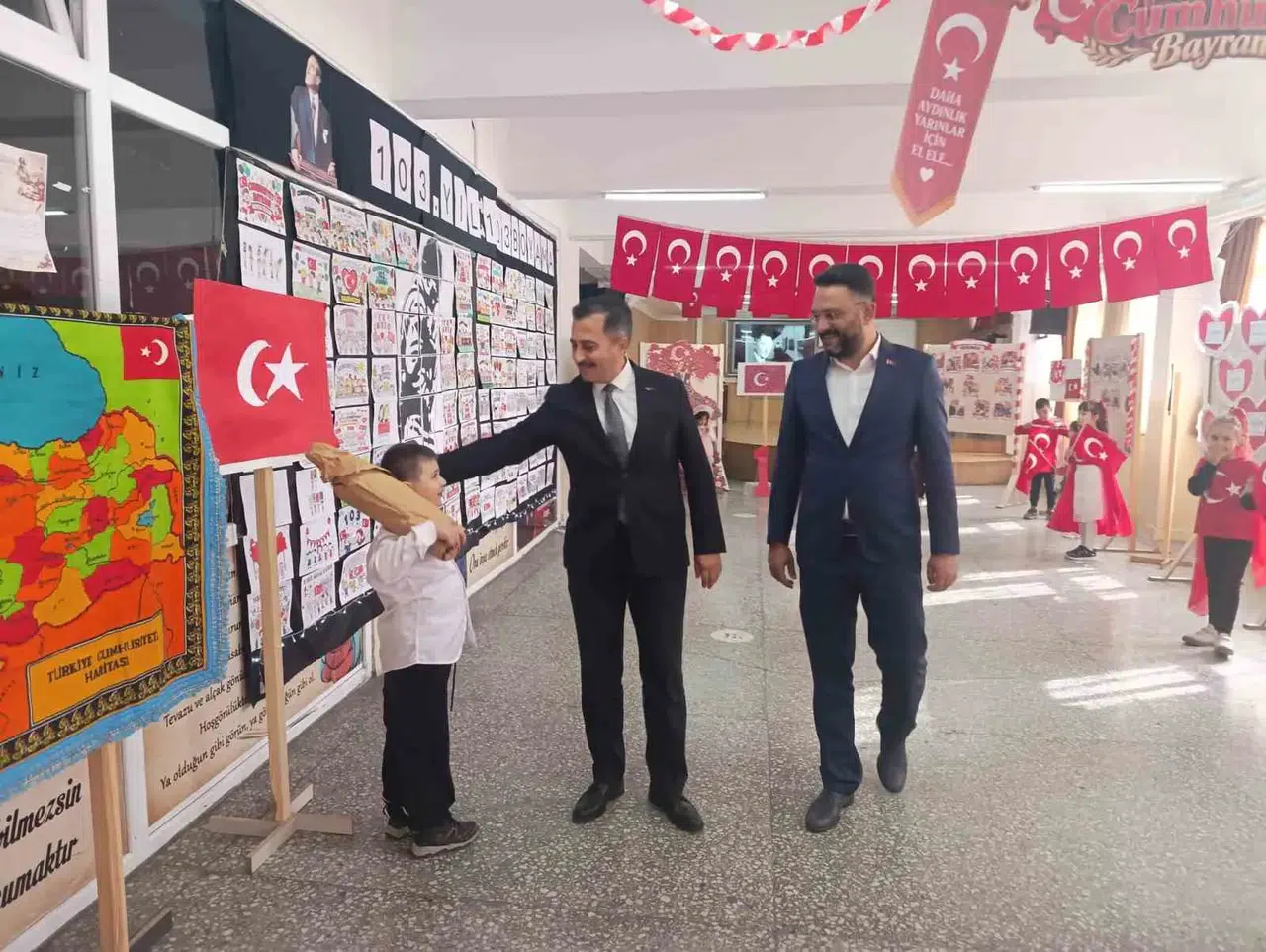 Bolvadin’de Cumhuriyet coşkusu: Öğrencilerden 101. yıla özel tarih yolculuğu