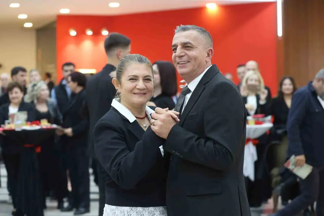 Manisa'da Cumhuriyet gururu: Protokol ve vatandaşlar aynı sahnede buluştu