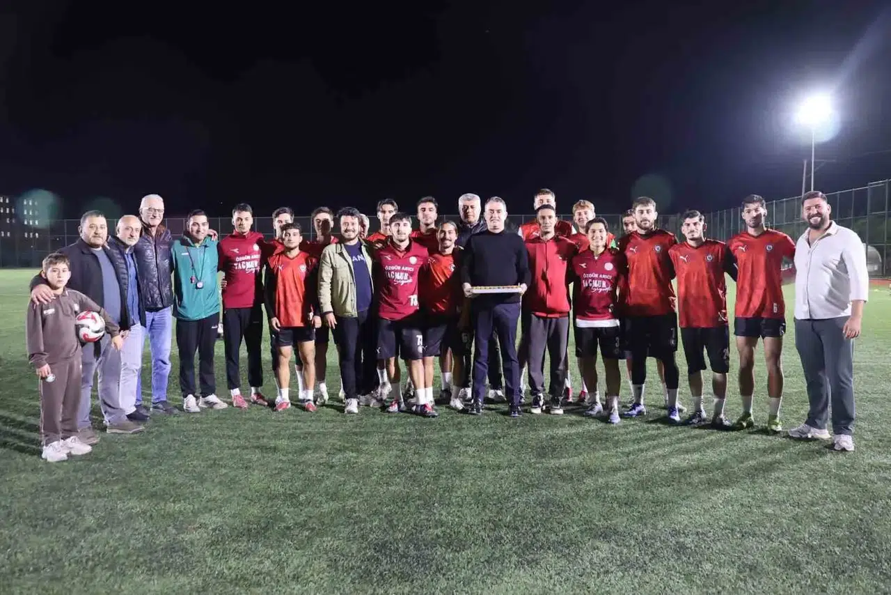 Kazayı atlattı, soluğu sahada aldı: Başkan Arıcı’dan futbolculara moral ziyareti