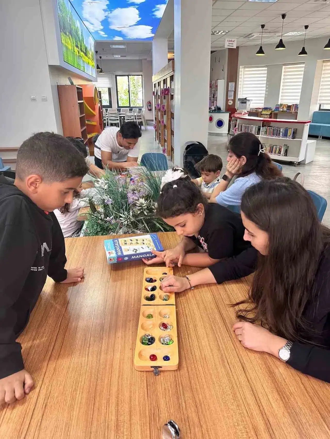 Aydın’da kütüphaneler oyun sahasına dönüştü: Minikler strateji geliştirerek öğreniyor