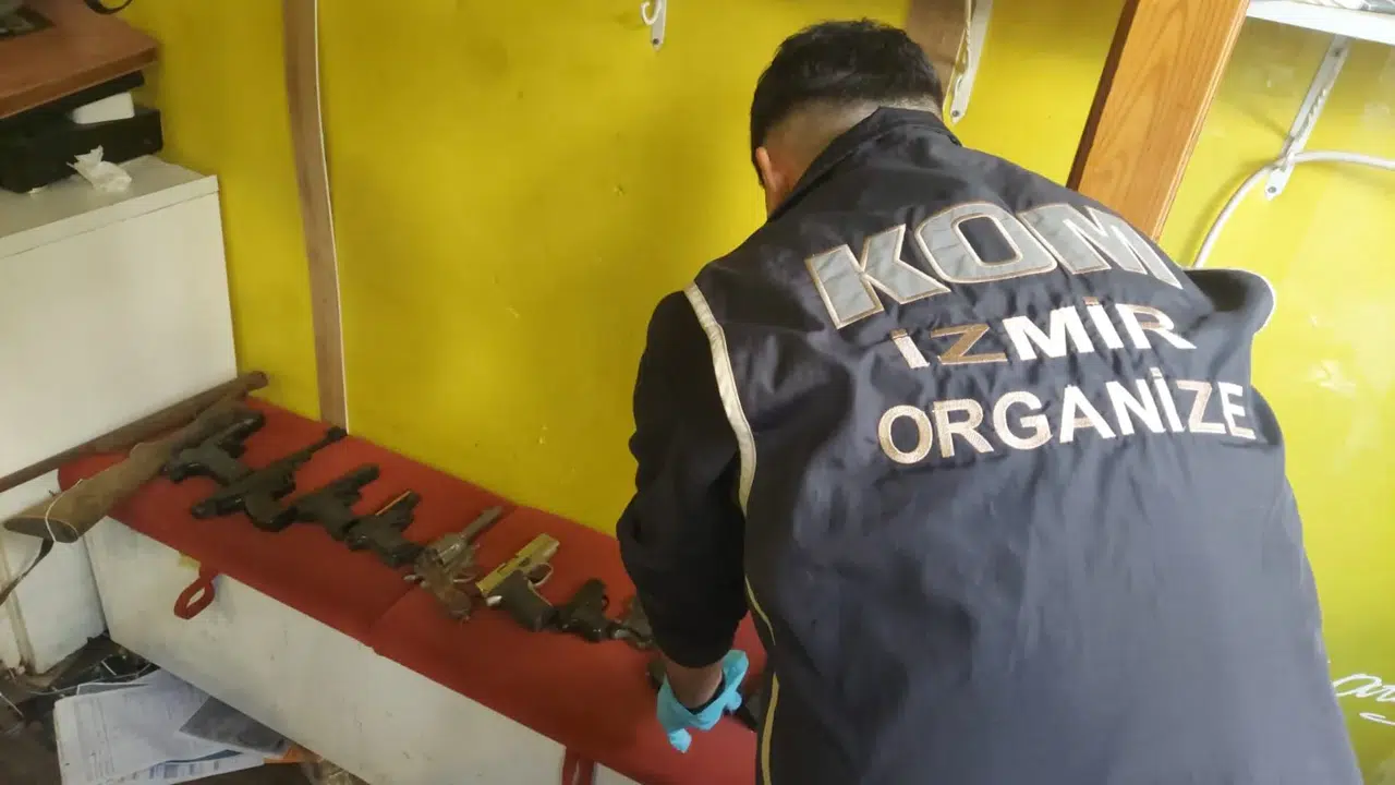 Tire'deki depoya şafak operasyonu: Silah koleksiyonu polise takıldı
