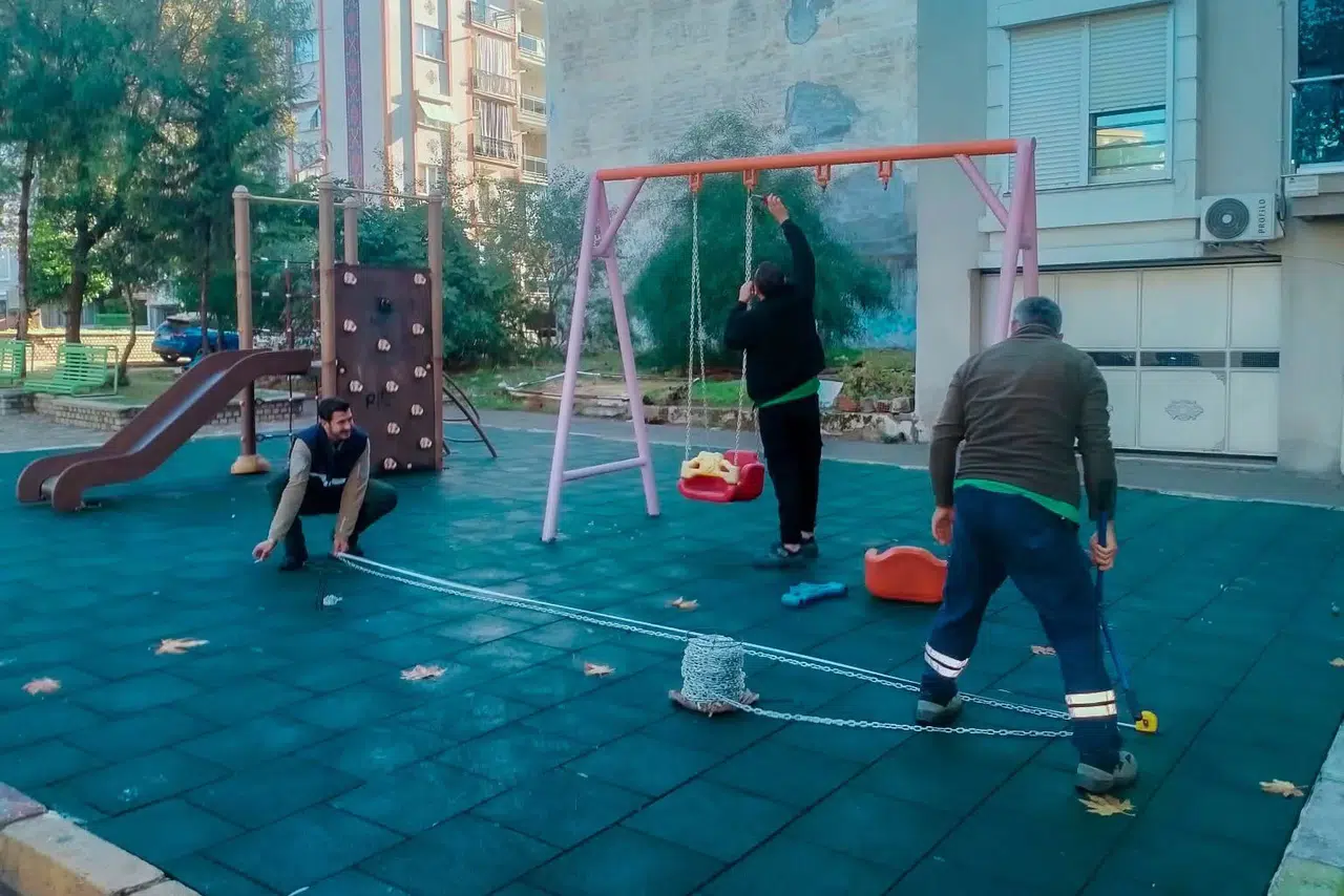 Efeler'de miniklerin oyun keyfi yenilenen parklarla ikiye katlanıyor