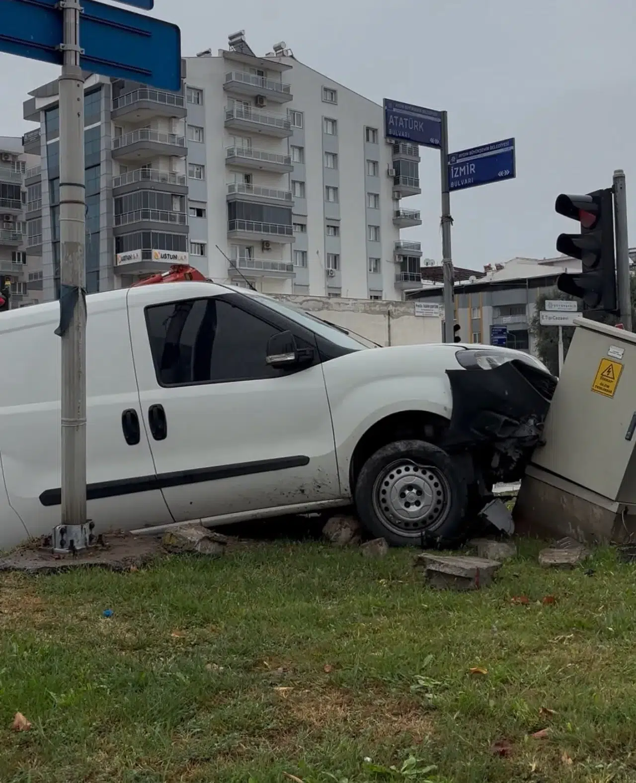 Aydın'da yağışlı havada yürekleri ağza getiren kaza: Trafoya çarparak durabildi