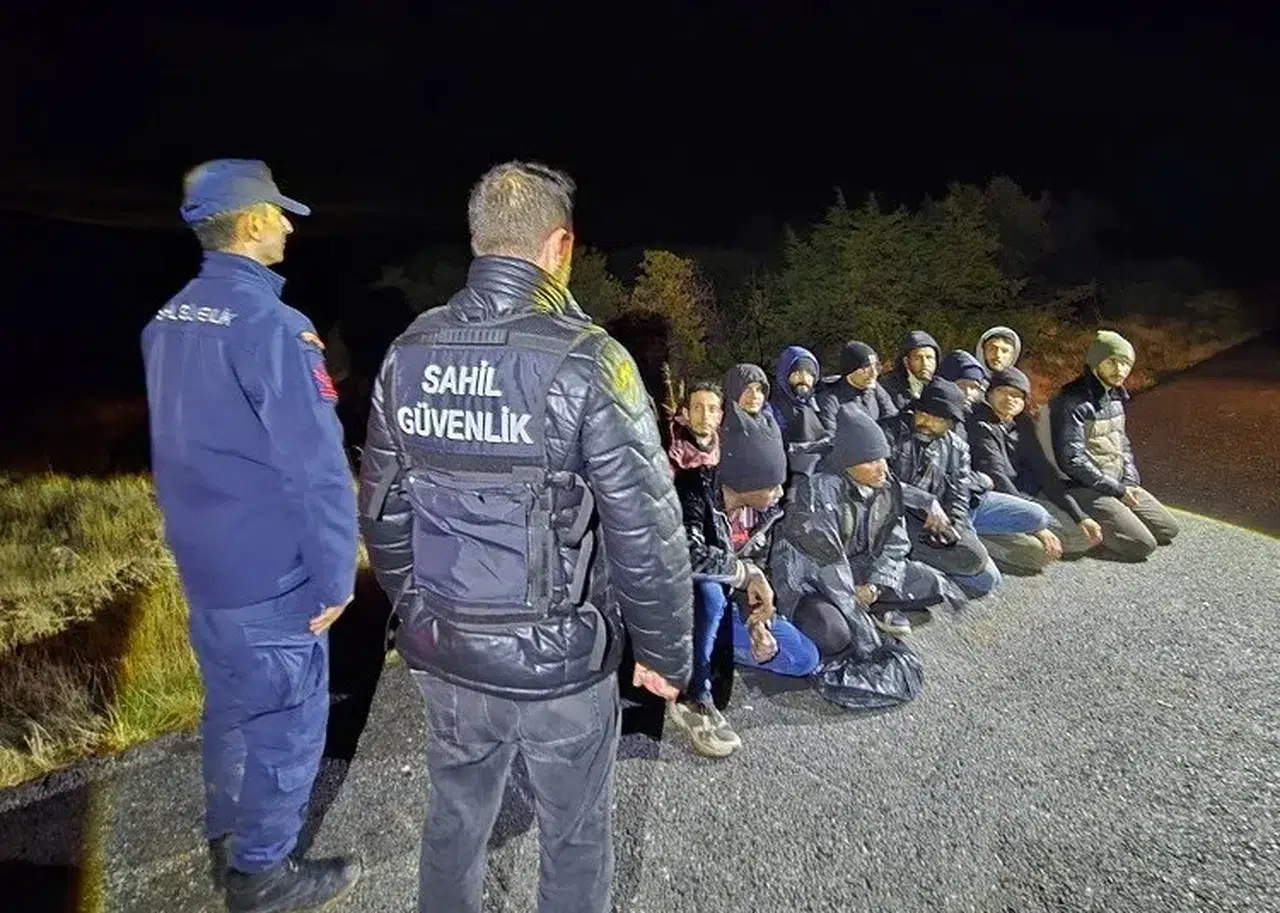 Urla kıyılarında teknolojiye takıldılar: 50 kaçak göçmen kıskıvrak yakalandı