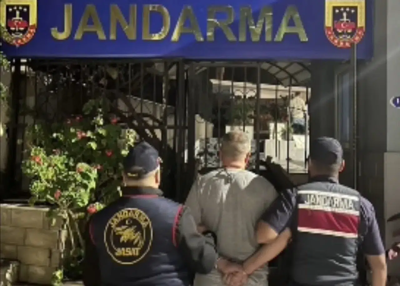Gümüldür'deki evde şok baskın: 11 yıllık firari gizli bölmeden çıktı